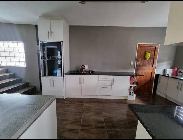 4 BEDROOM HOUSE FOR SALE IN NEWLANDS